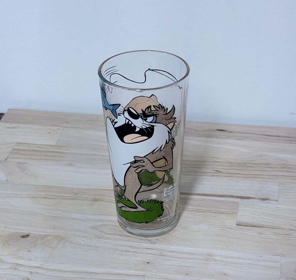 1976 vintage Looney Tunes Pepsi collector’s glass features Porky Pig and Taz.